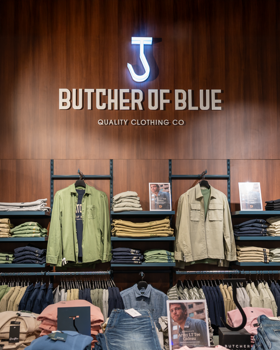Display in kledingwinkel van Butcher of Blue met presentatiesysteem van Perfotube